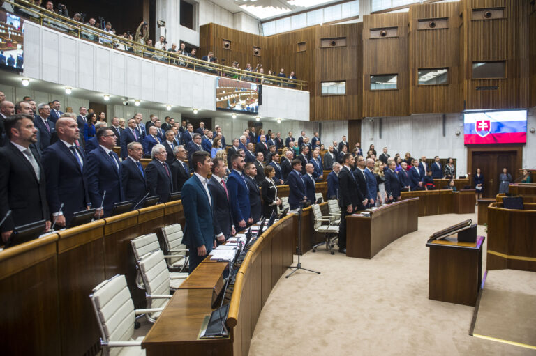 Parlament kandidátov na ústavných sudcov nezvolil. Po odchode Laššákovej jeden chýba