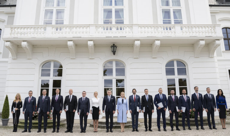 Na snímke počas spoločného fototermínu uprostred vpravo prezidentka SR Zuzana Čaputová vymenovala vládu SR, ktorú povedie Robert Fico (Smer-SD) (uprostred vľavo) v Prezidentskom paláci 25. októbra 2023 v Bratislave. Foto: Martin Baumann/TASR