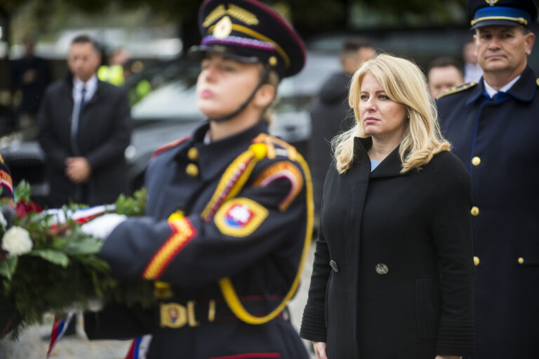 Na snímke prezidentka SR Zuzana Čaputová prichádza položiť veniec k Pamätníku československej štátnosti pri príležitosti 105. výročia vzniku Československej republiky v Bratislave v piatok 27. októbra 2023. Foto: Jakub Kotian/TASR