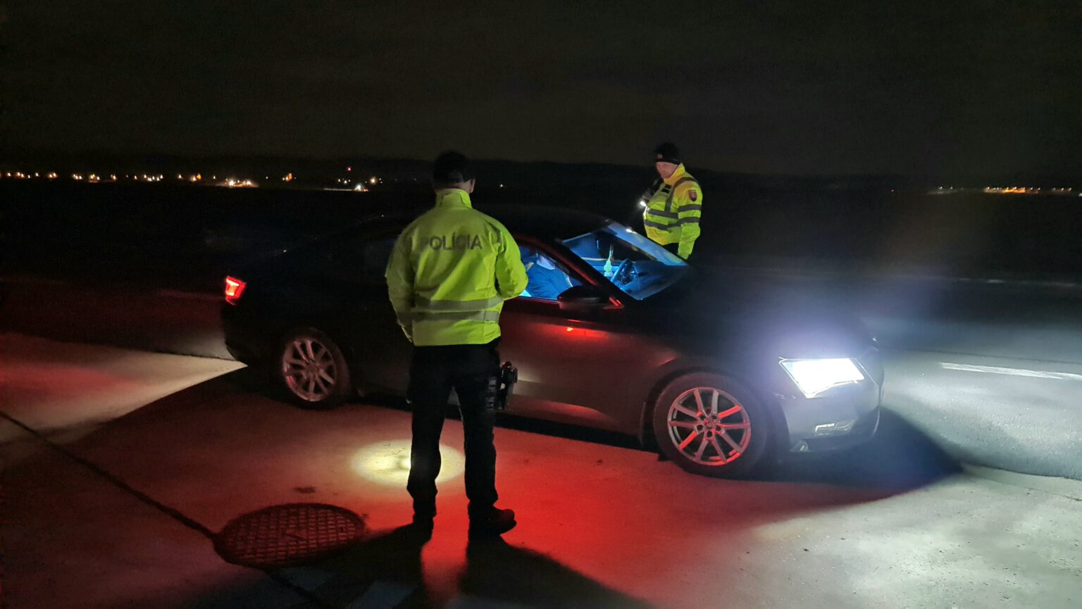 Policajti zastavili vozidlo na hraničnom priechode Kráľ – Bánréve. Foto: Branislav Caban