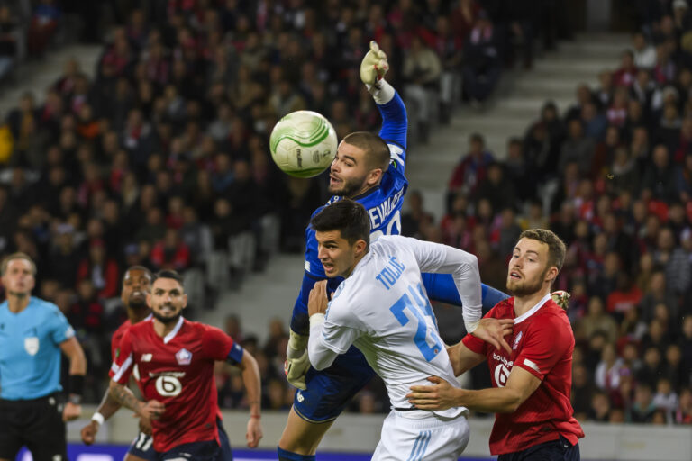 Na snímke v popredí zľava Lucas Chevalier (OSC Lille), Marko Tolič (Slovan) a Gabriel Gudmundsson (OSC Lille) bojujú o loptu. Foto: Jaroslav Novák/TASR