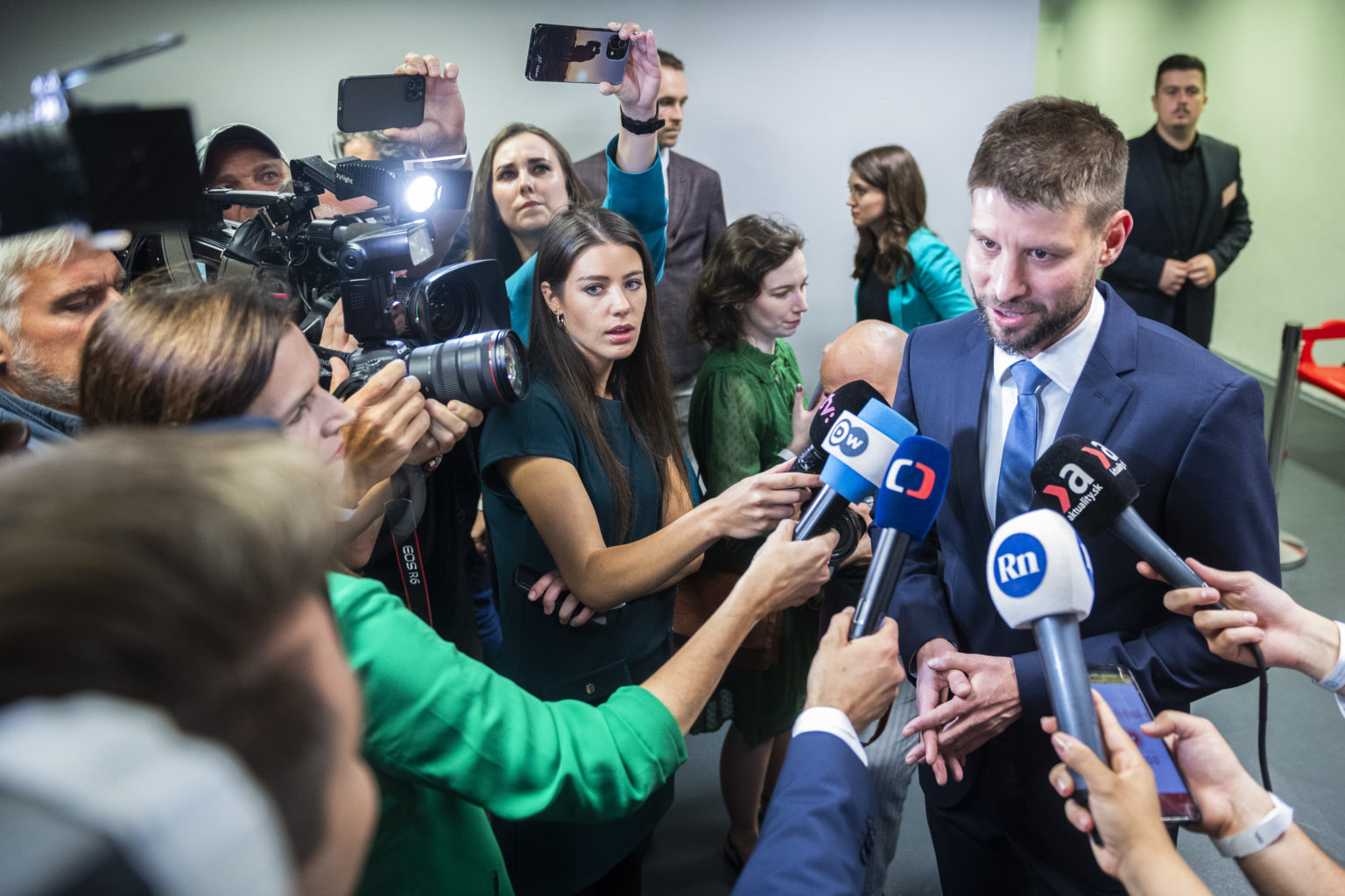 Na snímke predseda hnutia Progresívne Slovensko (PS) Michal Šimečka odpovedá na otázky novinárov počas príchodu na volebnú noc do centrály hnutia v Bratislave v sobotu 30. septembra 2023. Foto: Jaroslav Novák/TASR