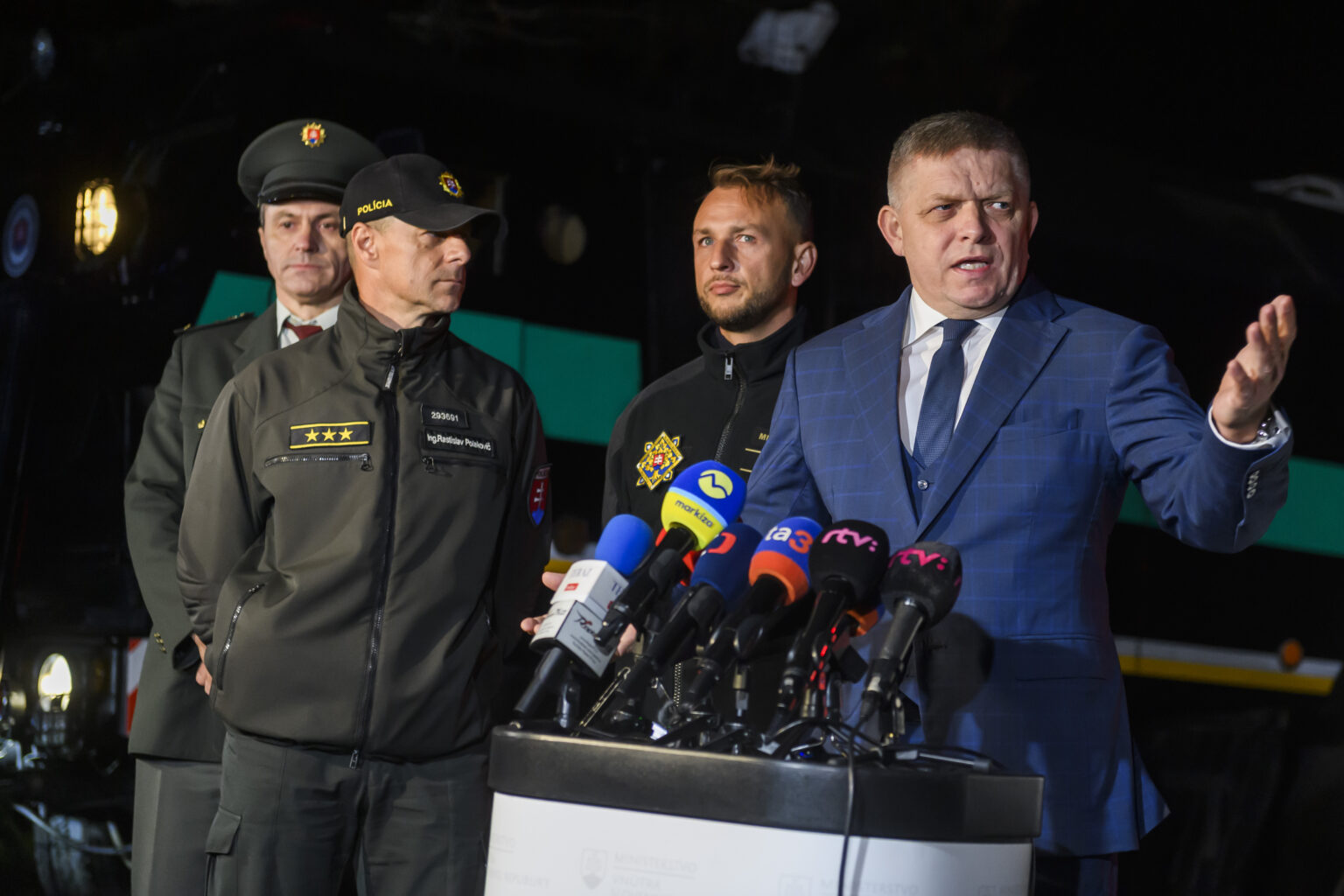 Na snímke zľava zástupca riaditeľa Úradu hraničnej a cudzineckej polície Prezídia PZ Jozef Masnica, dočasne poverený vykonávaním funkcie prezidenta PZ Rastislav Polakovič, minister vnútra SR Matúš Šutaj Eštok (HLAS-SD) a predseda vlády SR Robert Fico (SMER-SD) počas tlačového brífingu k nasadeniu väčšieho počtu síl a prostriedkov na ochranu hranice s Maďarskom na hraničnom prechode Čunovo - Rajka v Bratislave 30. októbra 2023. Foto: Jaroslav Novák/TASR