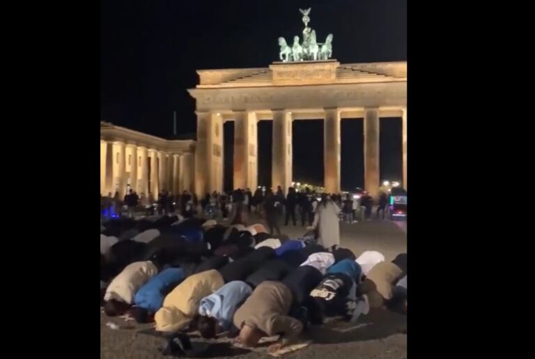 Tvárou k Mekke, chrbtom k Nemecku. Čo sa odohráva na demonštráciách moslimov v Berlíne a ďalších mestách