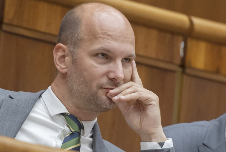 Zmeny volebného zákona majú odviesť pozornosť, tvrdí Grendel