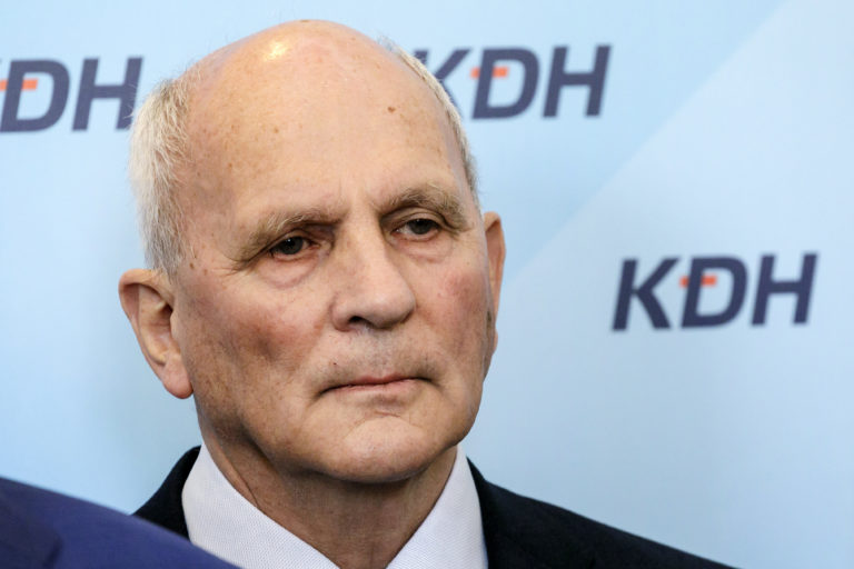 Niektorí členovia KDH sú rozhorčení aktivitami Františka Mikloška a preferujú koalíciu so Smerom