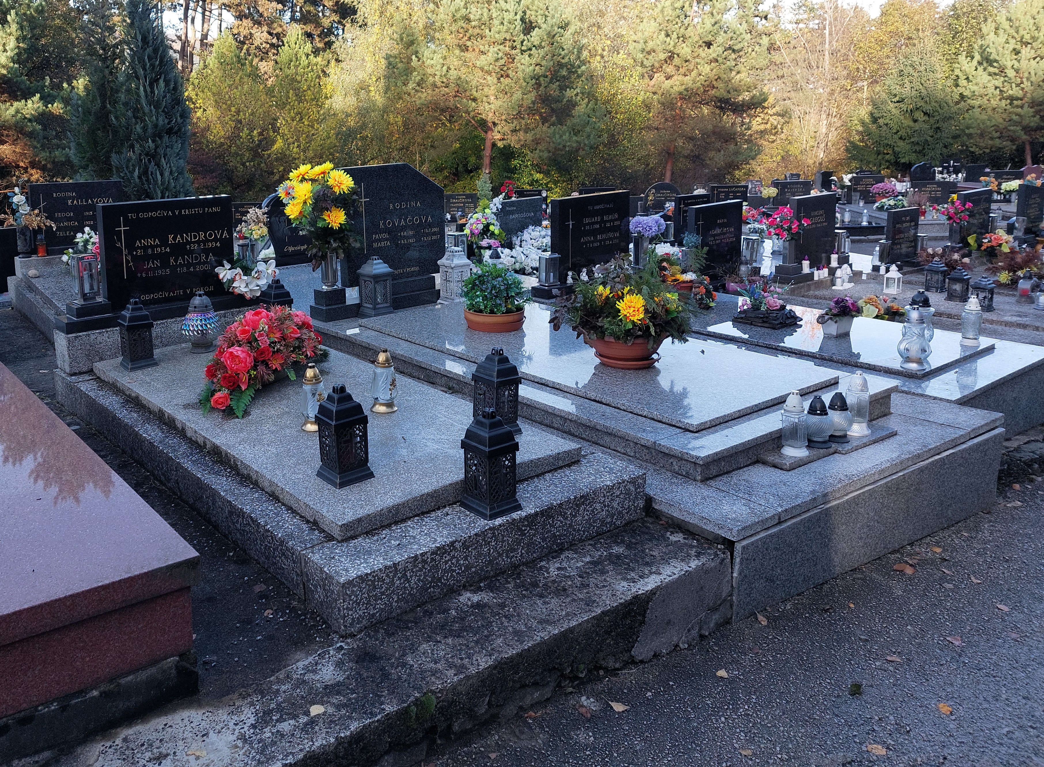 V okolí cintorínov budú číhať aj zlodeji, neprilákajte ich pozornosť