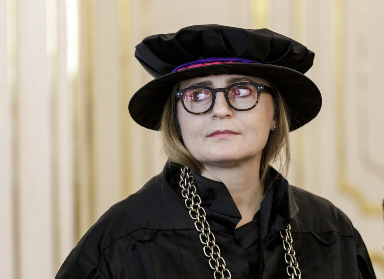 Škola by nemala byť apolitická, oznámila študentom VŠVU rektorka