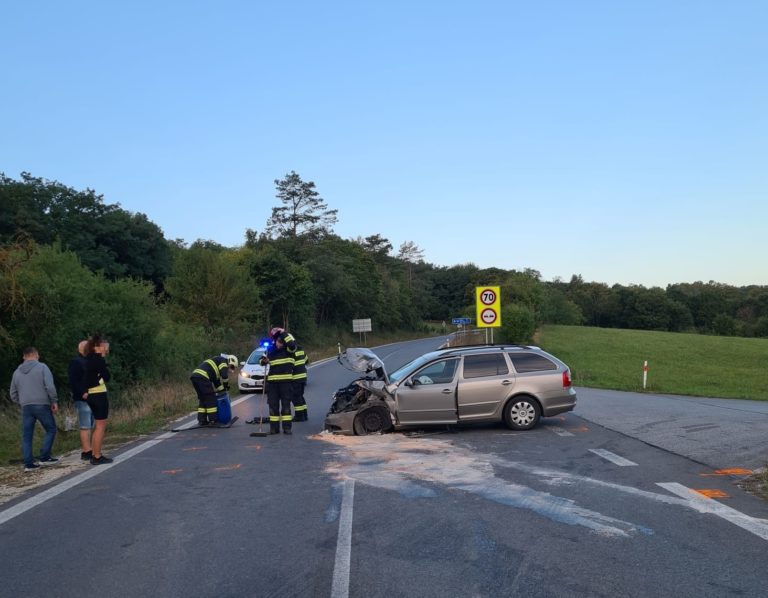Aktualizované: Zrážka áut odstavila cestu. Dve osoby previezli do nemocnice