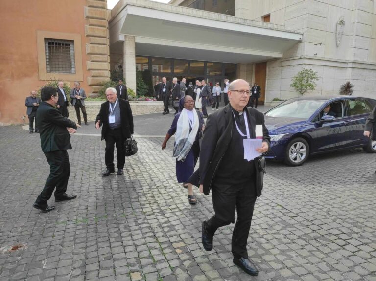 Biskupi a ženy hlasovali na synode vo Vatikáne. Niektorí v cirkvi sa boja, že stratia moc a výsady