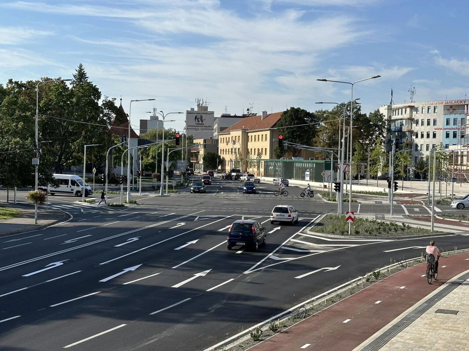 Hlavná svetelná križovatka v Malackách v novom šate. Foto: Juraj Říha.