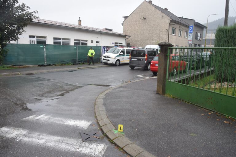 Dodávka zrazila chlapca, ktorý stál na chodníku