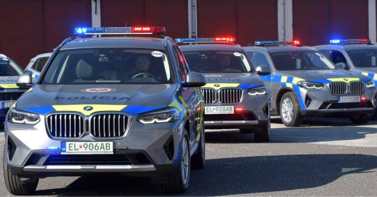 Rezort vnútra odovzdal policajtom ďalších 28 nových ekologických áut