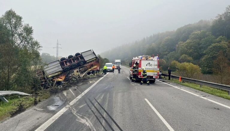 69-ročná žena skončila po vážnej autonehode v nemocnici, cesta R3 v Oravskom Podzámku je aj naďalej úplne uzavretá