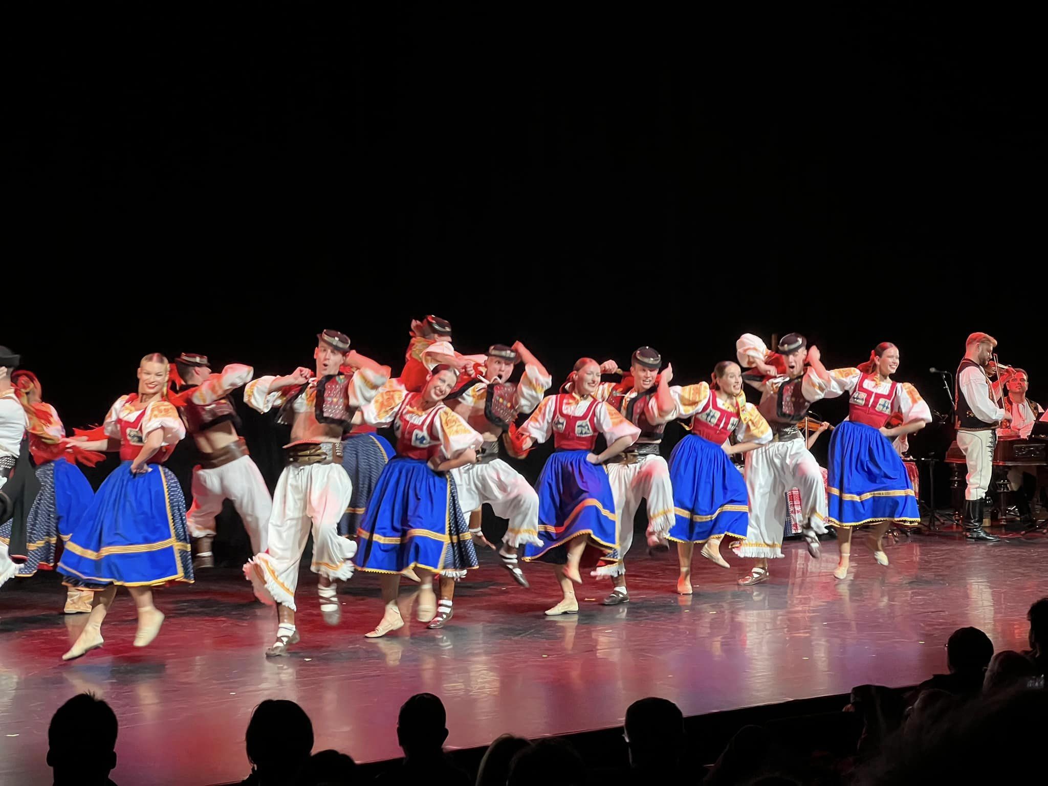 FOTO: Slovenské kroje v parížskom divadle. Naše tradície ocenilo medzinárodné publikum