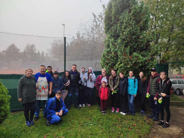 K zberačom sa pridali gymnazisti, výsledkom je 150 vriec