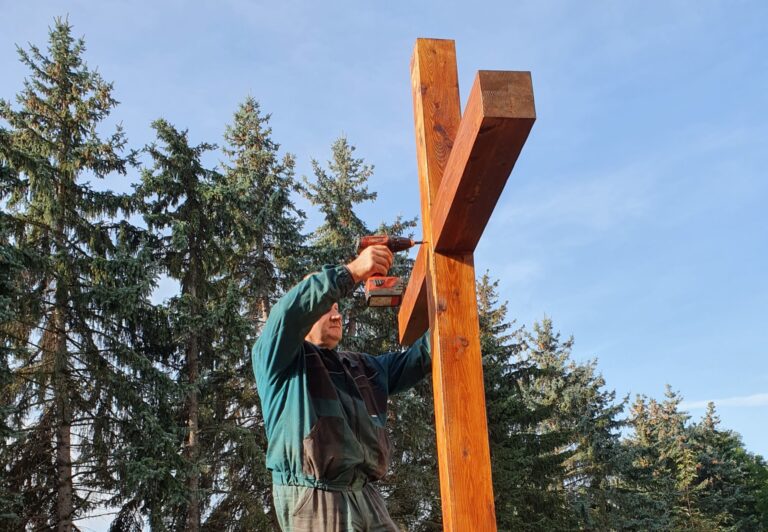 Cintoríny pred Dušičkami. Krásne kahance aj zničené pomníky