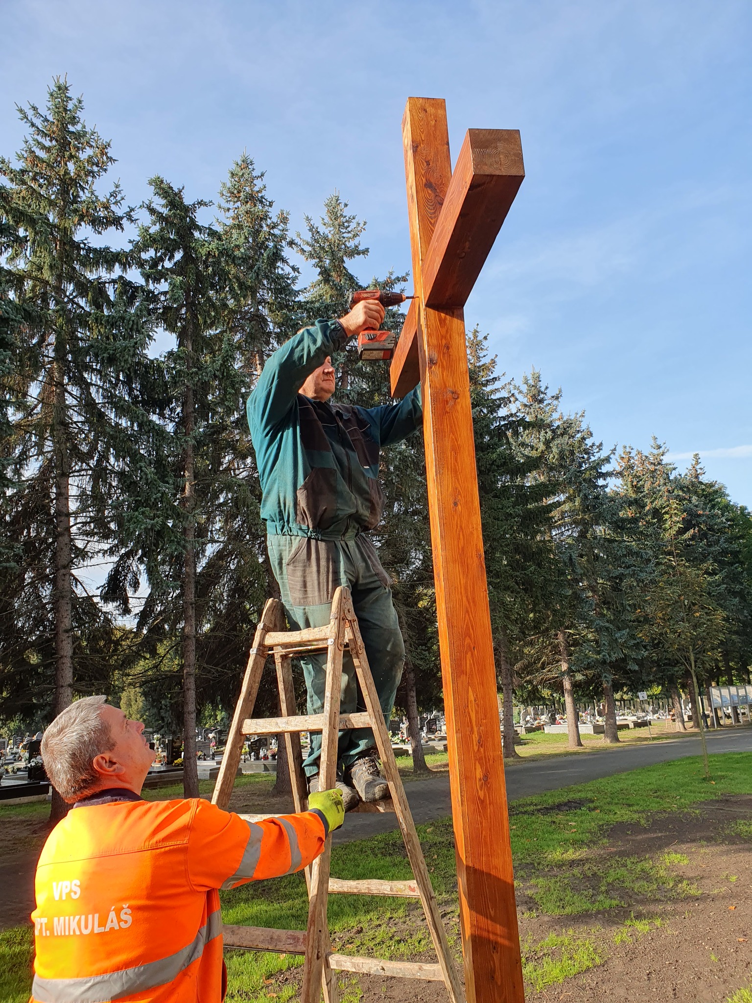 Cintoríny pred Dušičkami. Krásne kahance aj zničené pomníky