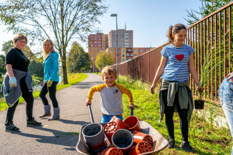 Práce sa neboja. Dobrovoľníci si sami skrášľujú sídlisko