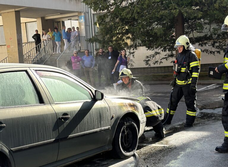 VIDEO: V areáli žilinskej nemocnice horelo auto. Okoloidúcim nebolo všetko jedno