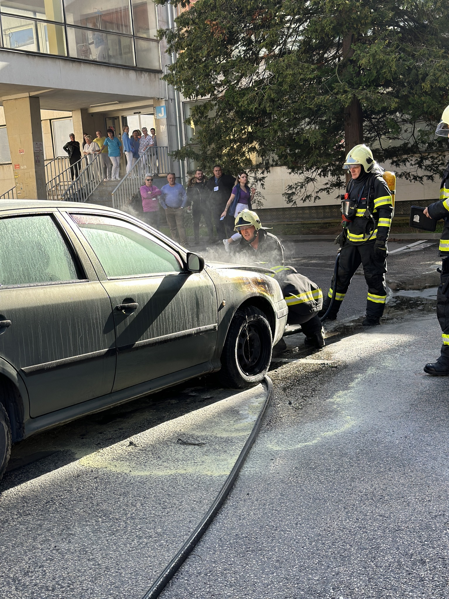 VIDEO: V areáli žilinskej nemocnice horelo auto. Okoloidúcim nebolo všetko jedno