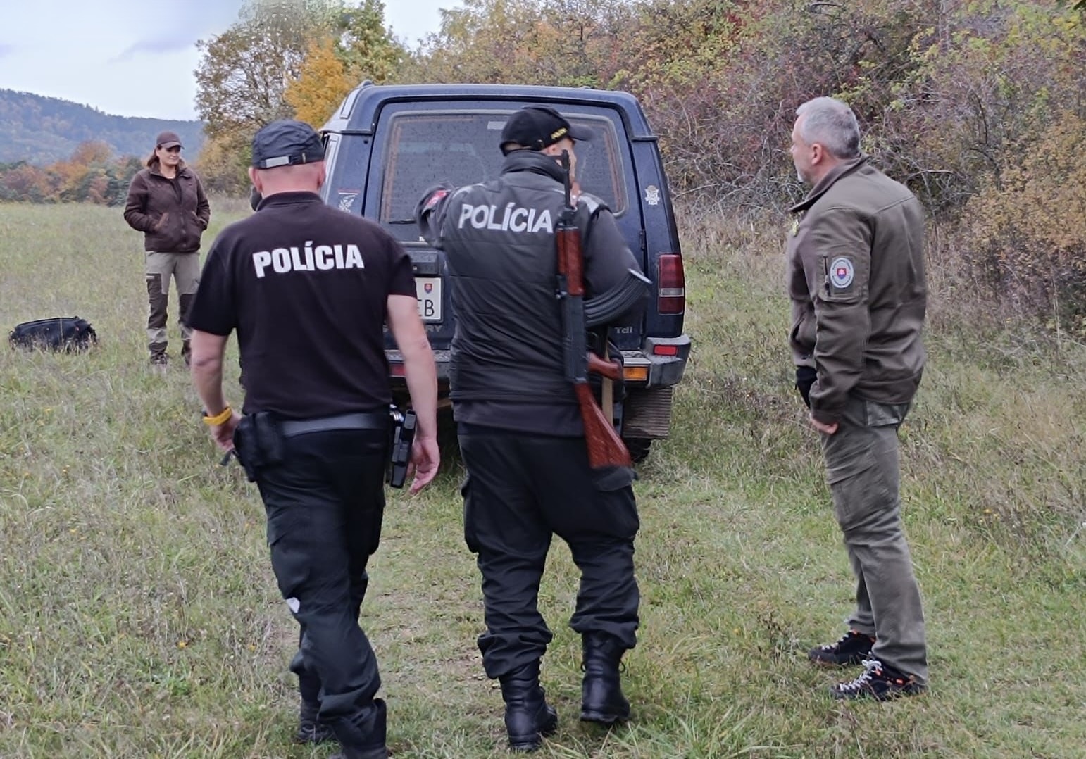 Medveď napadol 49-ročného muža v ovocnom sade. Polícia vyzýva k opatrnosti