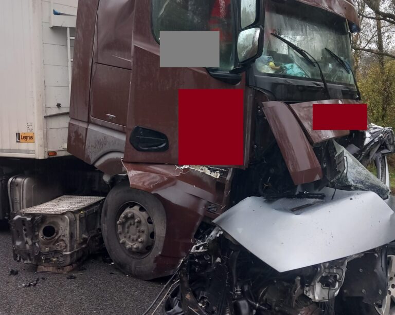 Doprava: Cestu I/16 v Rožňave pre vážnu nehodu uzavreli