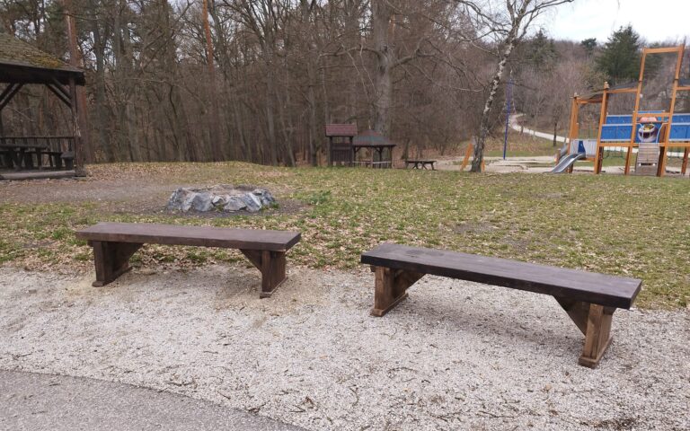 Mestské lesy v Bratislave zrecyklovali vyradené lavičky z Kamenného námestia