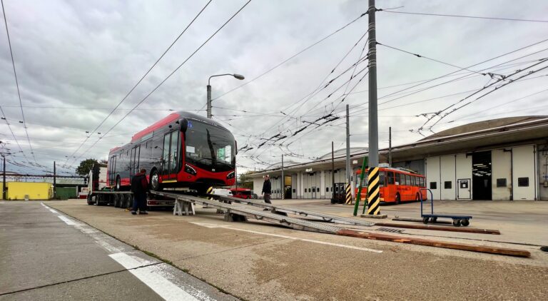 Do hlavného mesta dorazil prvý hybridný trolejbus z jedenástich