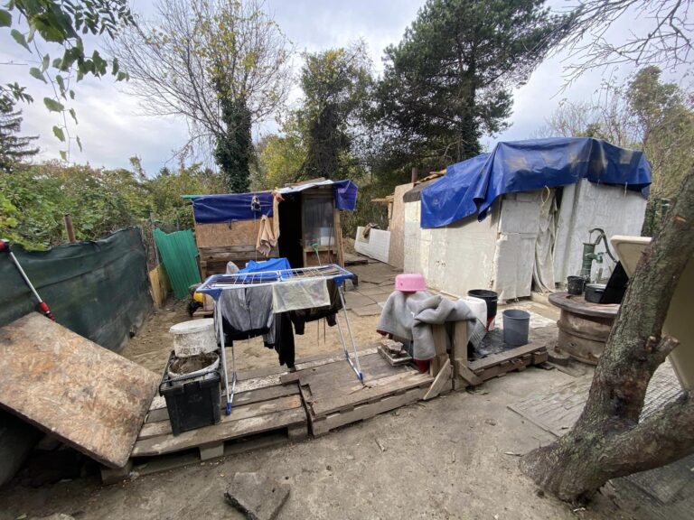 V problémovej "kolónii" na Astronomickej ulici žije okolo 50 ľudí bez domova, mestská časť má riešenie