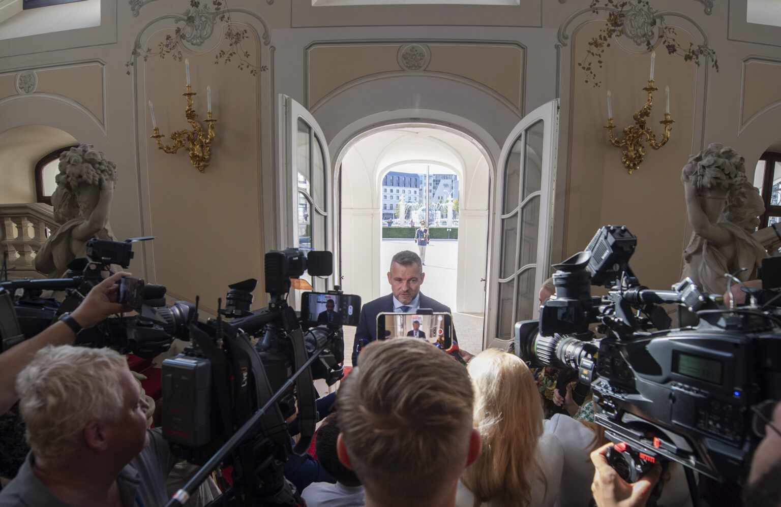 Na snímke predseda strany Hlas - SD Peter Pellegrini počas brífingu s novinármi po stretnutí s prezidentkou SR Zuzanou Čaputovou 3. októbra 2023 v Prezidentskom paláci v Bratislave. Foto: Martin Baumann/TASR