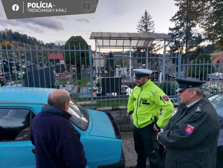 Viac policajtov v okolí cintorínov, kostolov a na železničných staniciach