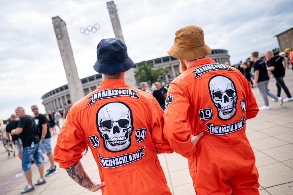 Hudobní fanúšikovia nemeckej skupiny Rammstein na Olympijskom štadióne v Berlíne. FOTO TASR/DPA