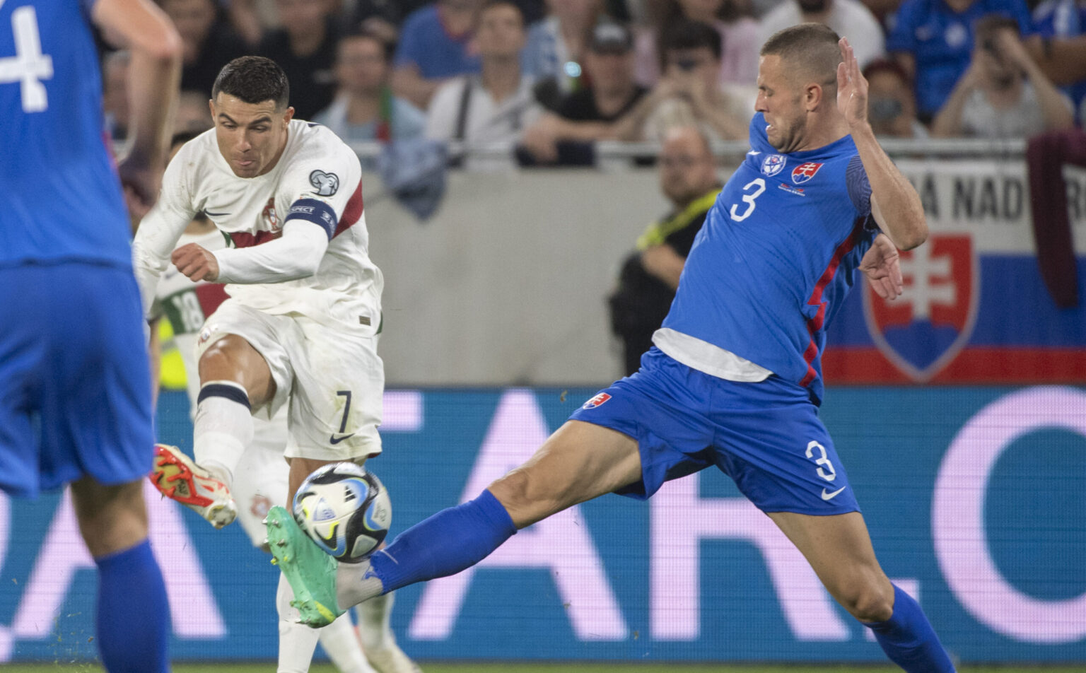 Cristiano Ronaldo a Denis Vavro. Foto: Martin Baumann/TASR