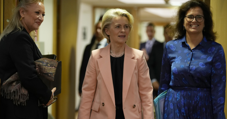 Predsedníčka Európskej komisie Ursula von der Leyenová prichádza na zasadnutie okrúhleho stola počas trojstranného sociálneho samitu v budove Európskej rady v Bruseli v stredu 25. októbra 2023. Foto: TASR/AP