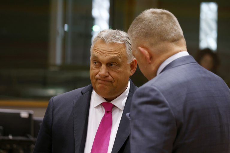 Slovenský premiér Robert Fico (vpravo) a maďarský premiér Viktor Orbán (vľavo) diskutujú na úvod dvojdňového summitu lídrov EÚ v Bruseli vo štvrtok 26. októbra 2023. Foto: TASR/AP