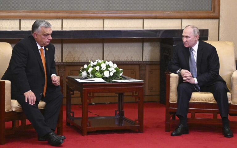 Ruský prezident Vladimir Putin (vpravo) a maďarský premiér Viktor Orbán rokujú počas stretnutia v Pekingu v utorok 17. októbra 2023. Foto: TASR/AP