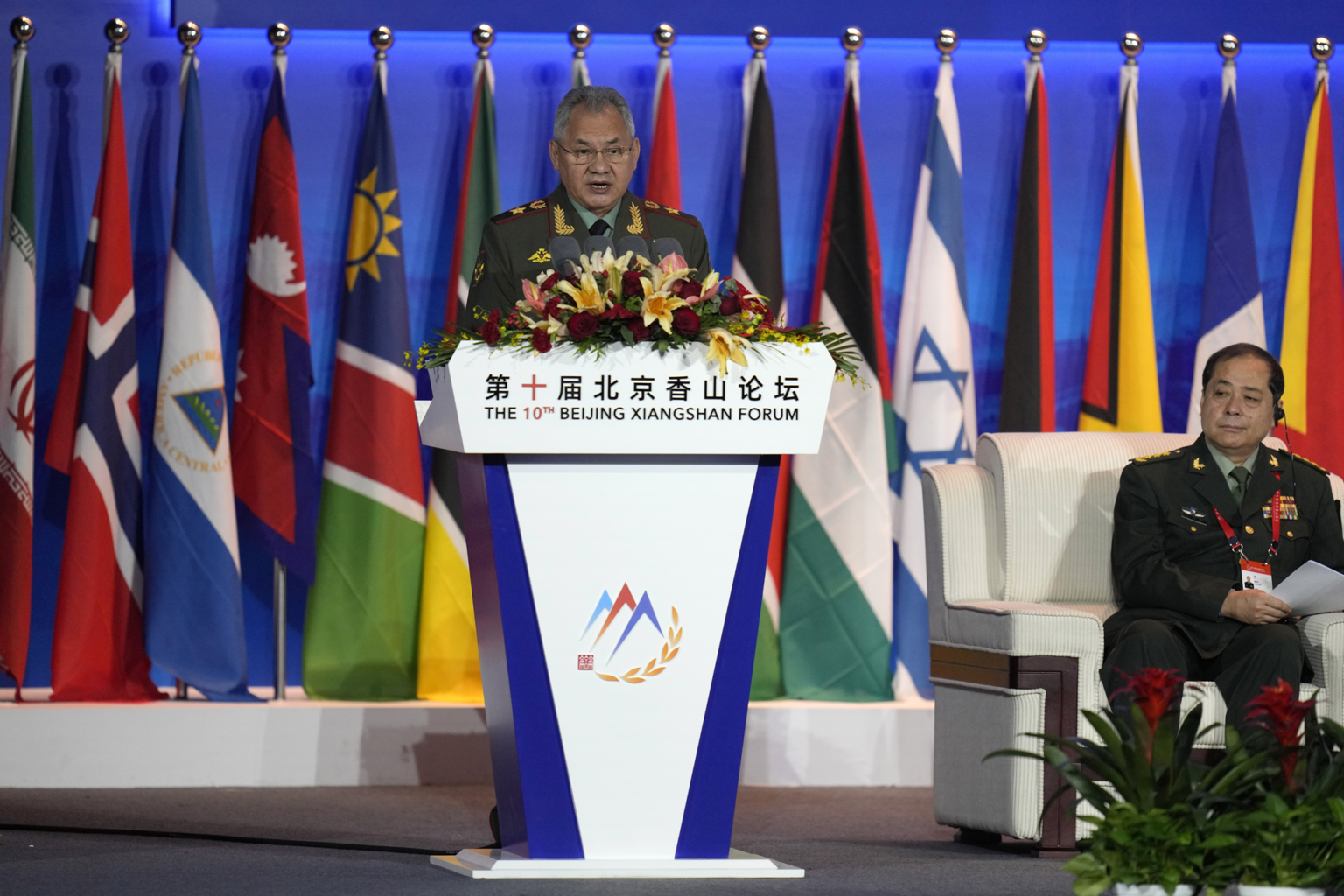 Ruský minister obrany Sergej Šojgu vystúpil v pondelok 30. októbra 2023 na 10. Pekinskom fóre Xiangshan v Pekingu. Foto: TASR/AP