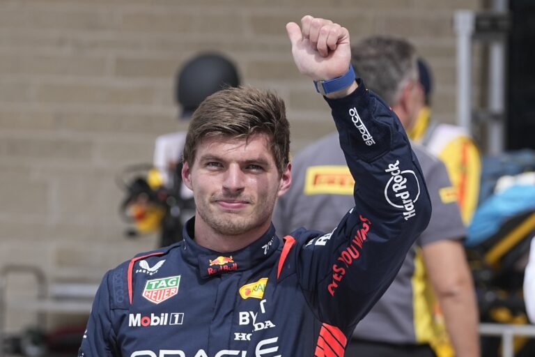 Holandský pretekár Max Verstappen na Red Bulle vyhral nedeľnú daždivú VC Brazílie