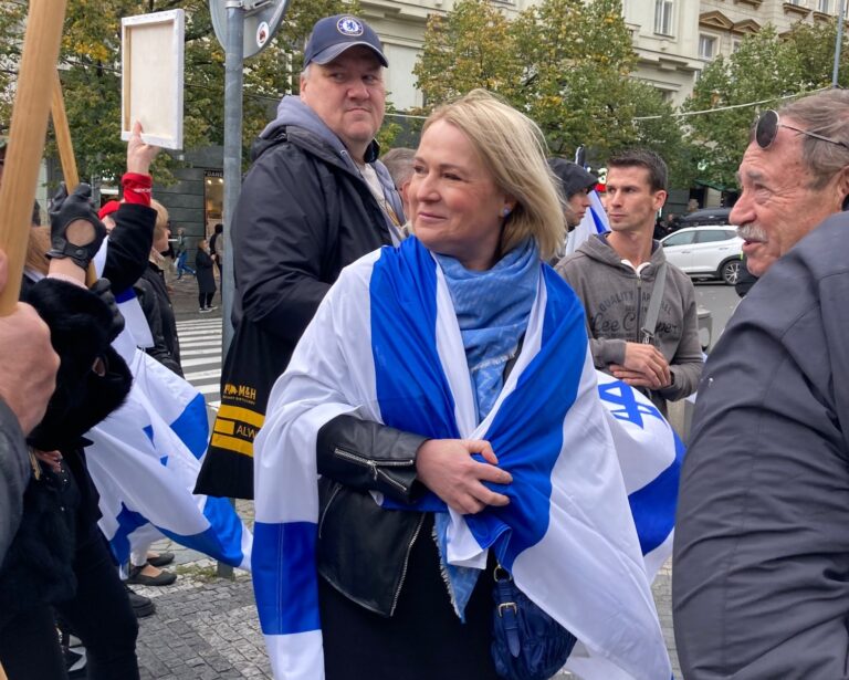 Za Palestínčanov sa pochodovalo aj v Prahe. S vlajkou Izraela sa tam objavila česká ministerka