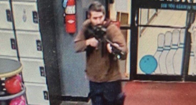 Útočník zastrelil v Spojených štátoch približne dve desiatky ľudí