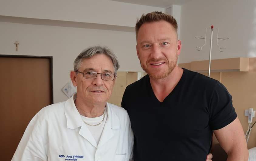 Hokejista Marián Hossa s primárom Jurajom Vyletelkom. Foto: Nemocnica Žilina