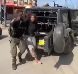 Útok na Izrael: Bojovníci Hamasu zabitú vojačku vyzliekli donaha. Zajali množstvo civilistov a ukoristili desiatky kusov techniky