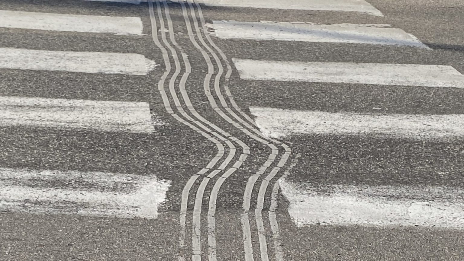 Zamýšľali ste sa niekedy nad tým, prečo je krivý? Za tento „tancujúci“ priechod vraj môžu aj poveternostné podmienky. Foto: Trenčiansky Štandard