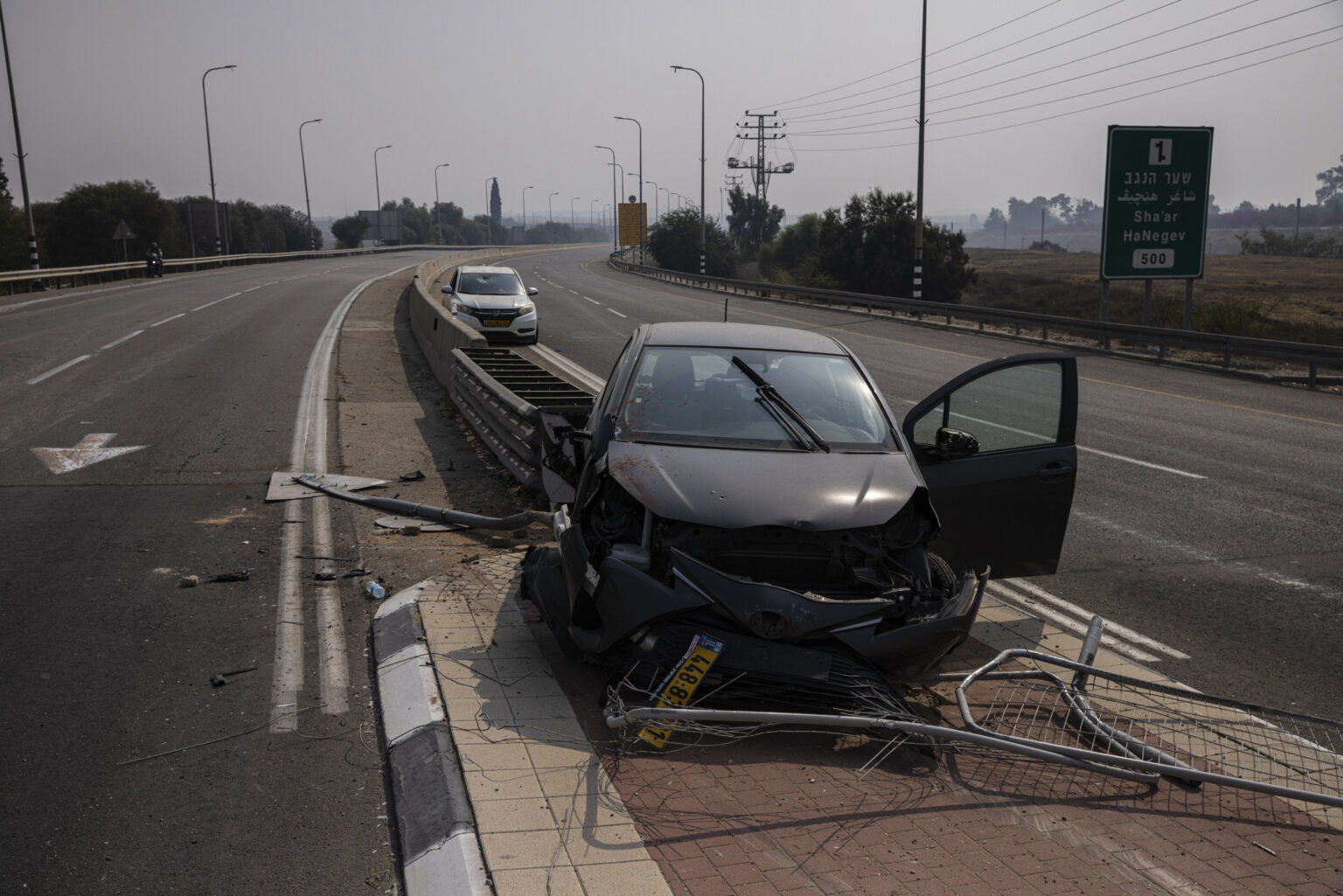 Nedeľa, autá poškodené pri útoku ozbrojencov Hamasu na ceste v izraelskom meste Sderot. Foto: Tamir Kalifa pre New York Times