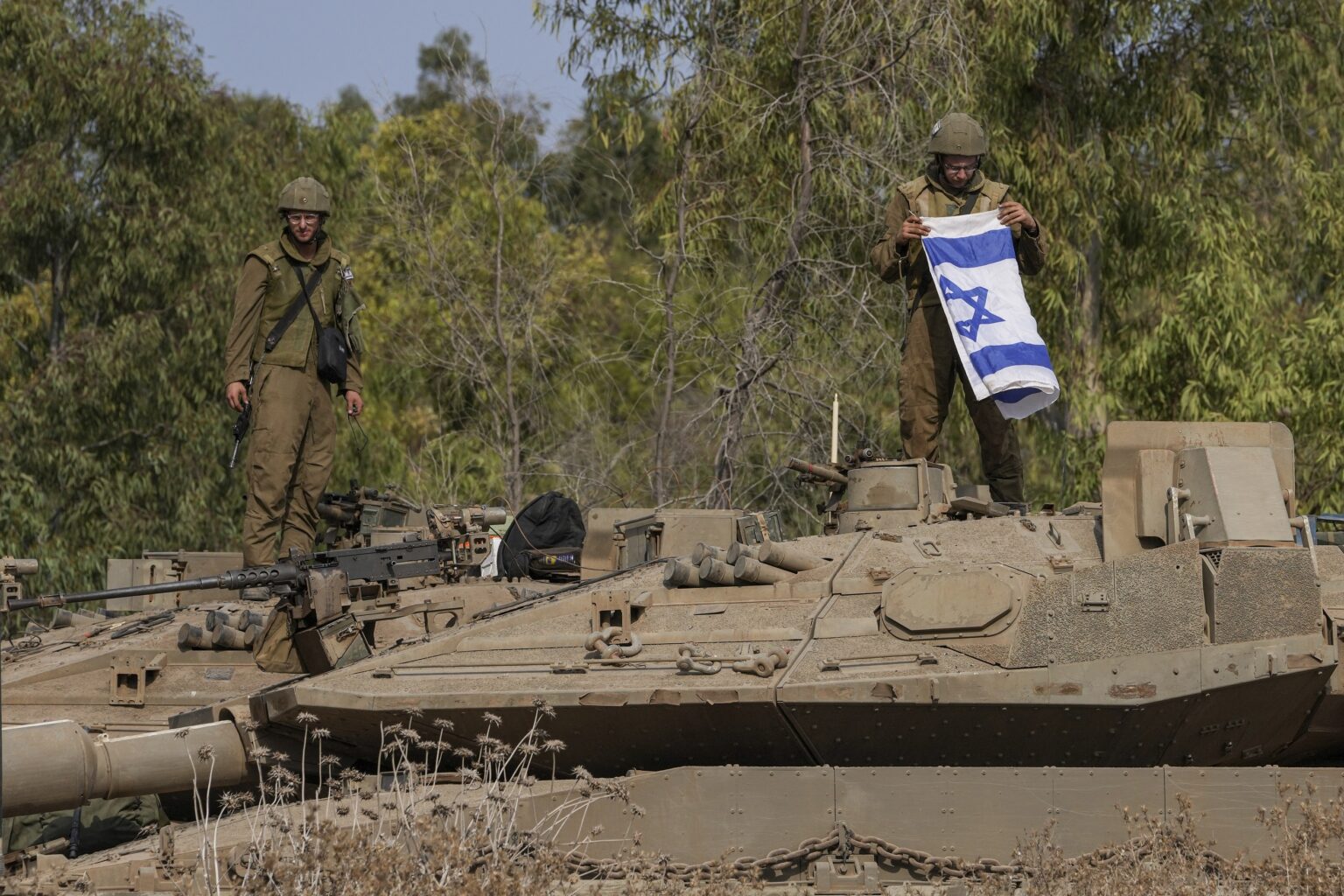 Izraelskí vojaci na tankoch. Foto: TASR/AP