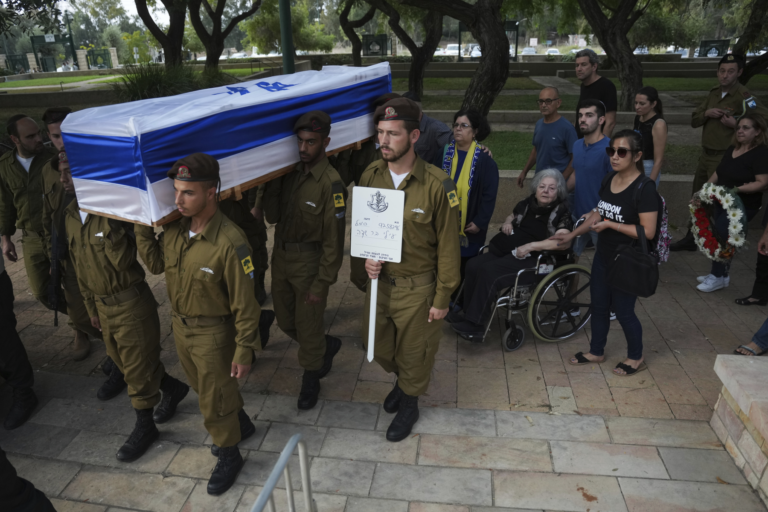 Izraelskí vojaci nesú rakvu, ilustračný obrázok. Foto: TASR/AP