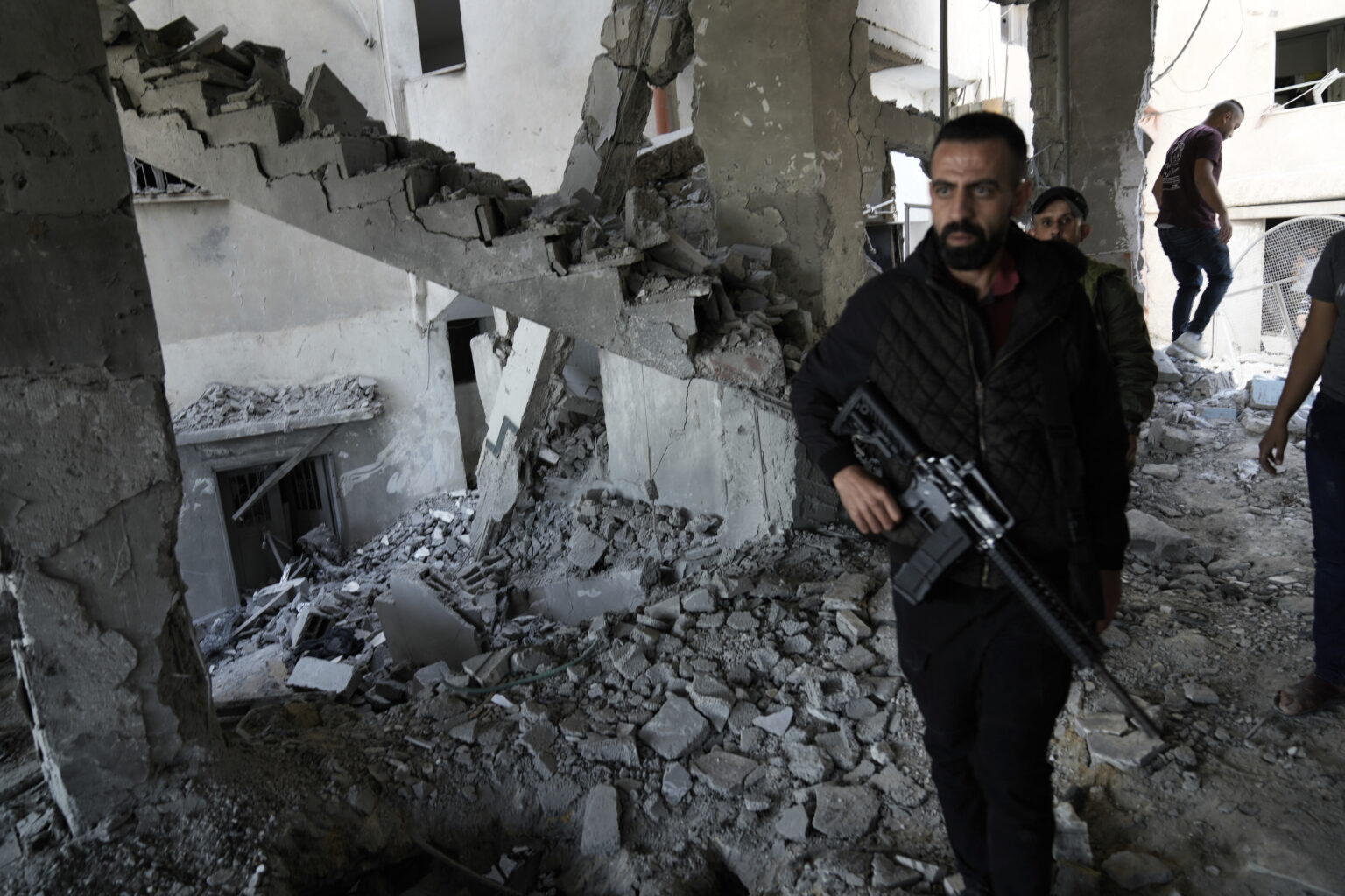 Palestínčania kontrolujú materiálne škody po izraelskom leteckom útoku na komplex pod mešitou v meste Džanín. Foto: TASR/AP