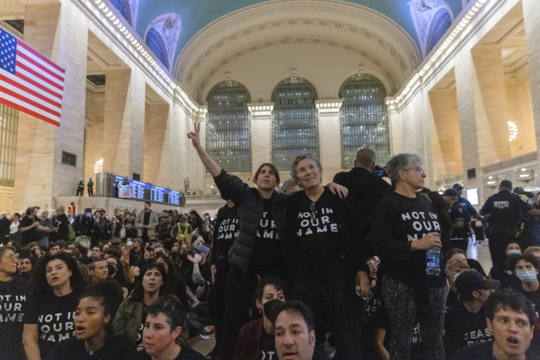 Pre rozsiahly protest museli v piatok večer uzavrieť hlavnú stanicu v New Yorku