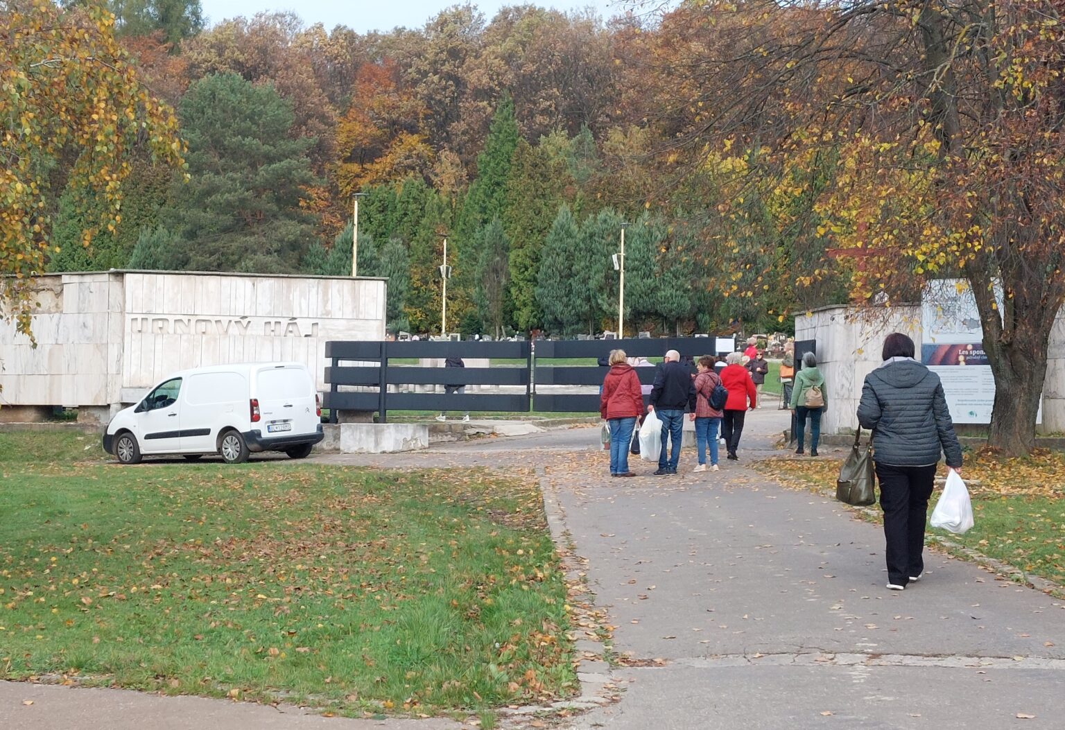 Zvýšený počet návštevníkov badať aj v urnovom háji košického krematória. Foto: Boris Macko